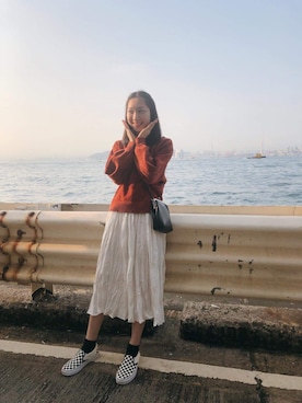 「GU（ジーユー）のアイテム（ニット/セーター、レッド系）」を使った、つきの うさぎさん（レディース・162cm）の春コーディネート