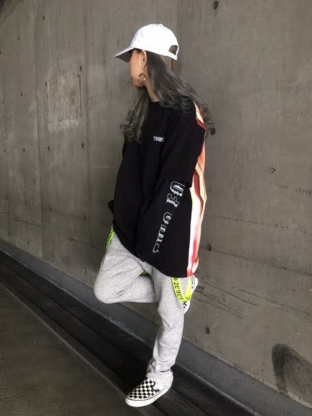 ブラック系のTシャツ/カットソー、ブラック系のTシャツ/カットソーを着用したレディースの春コーディネートの1枚目の写真