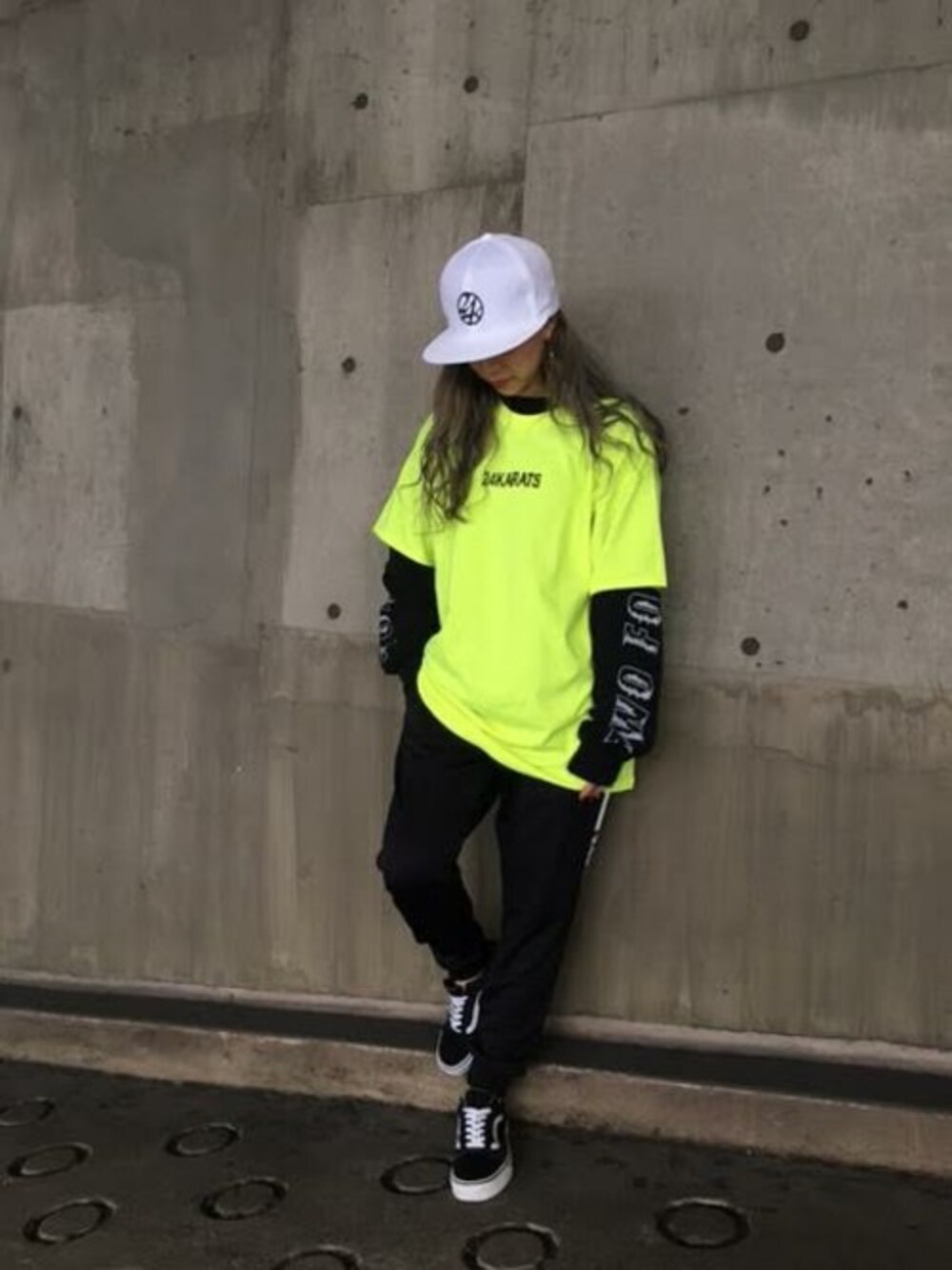 「#キャップ、＃イエロー、#春コーデ、#24karats、#24Karats名古屋店」｜「24karatsの8bit Logo Cap（キャップ、ホワイト系）」を使った、24Karats STAFFさん（レディース・156cm）の春コーディネートの1枚目の写真