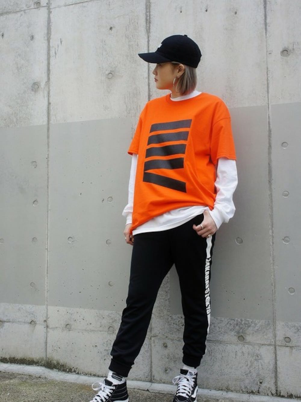「24karatsのOld English LS Tee（Tシャツ/カットソー、ホワイト系）」を使った、24Karats STAFFさん（レディース・165cm）の春コーディネートの1枚目の写真