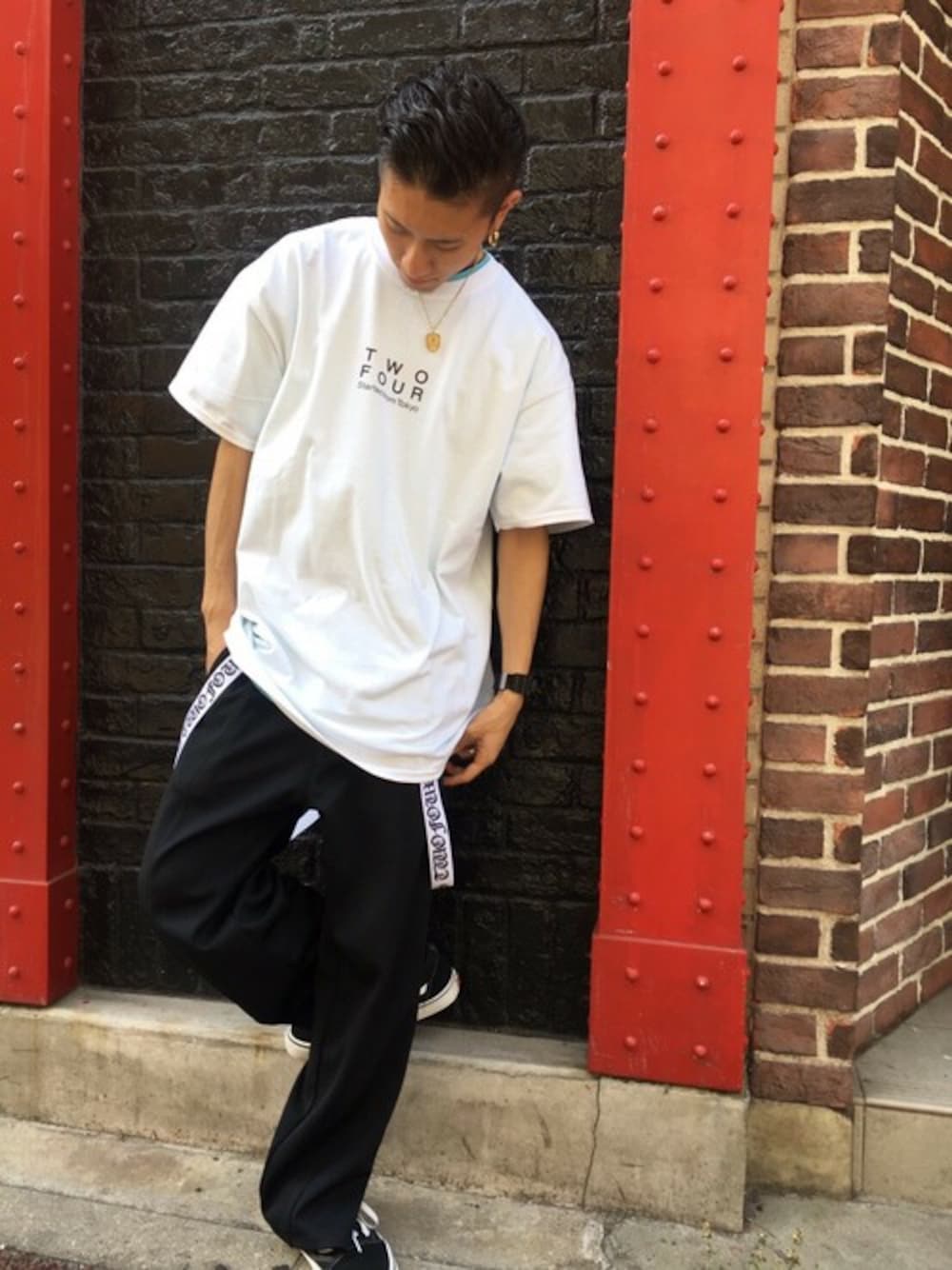 ホワイト系のTシャツ/カットソー、ホワイト系のサスペンダーを着用したメンズの夏コーディネートの1枚目の写真