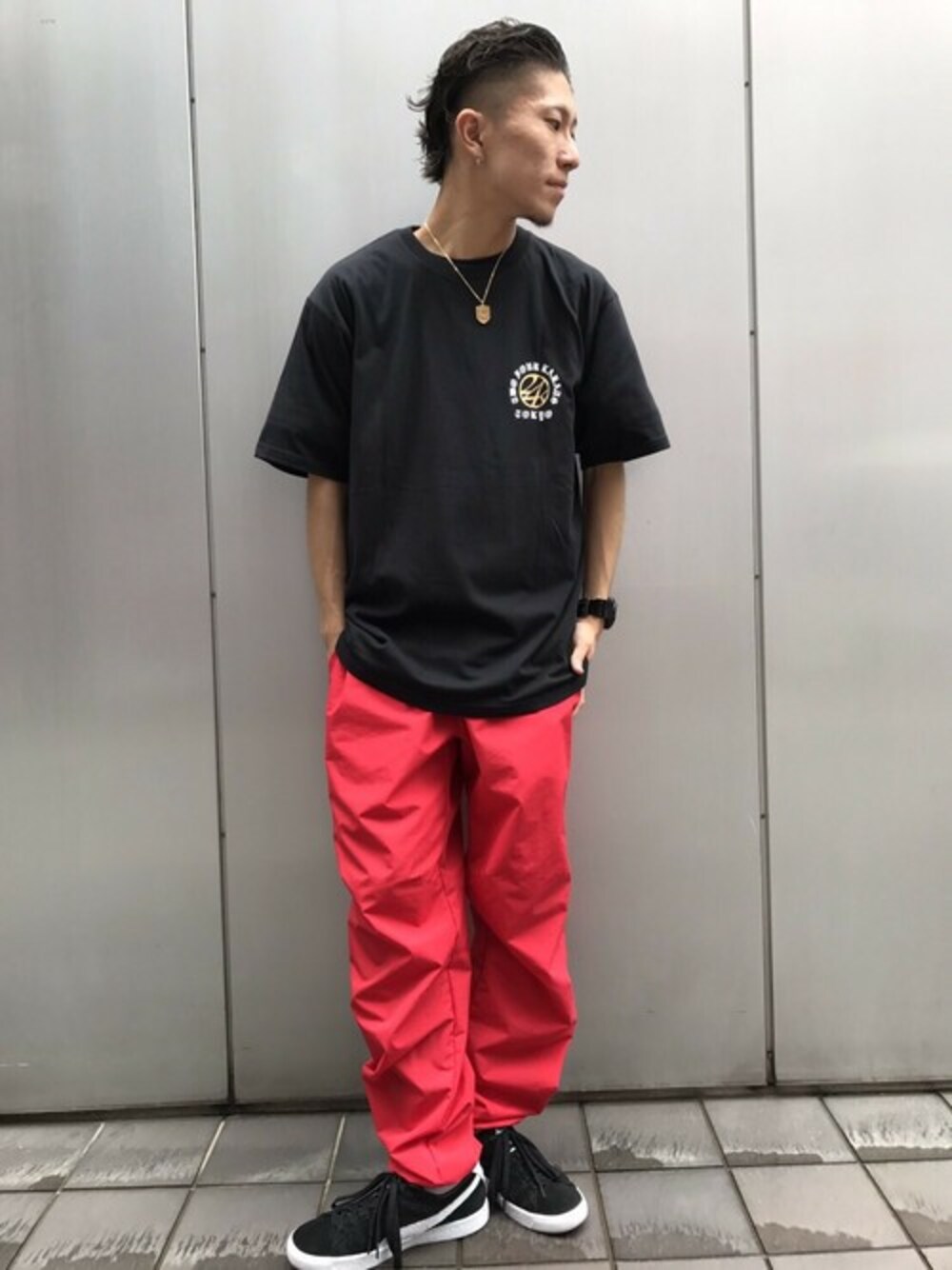 ブラック系のTシャツ/カットソー、レッド系のその他パンツを着用したメンズの夏コーディネートの1枚目の写真