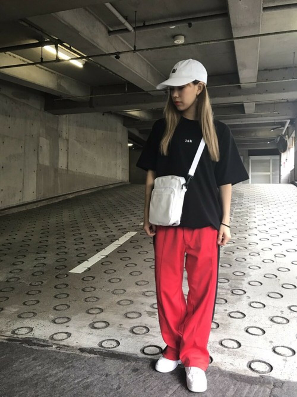 「#キャップ、#ストリート、#24karats、#夏コーデ」｜「24karatsのOE Frame Tee SS（Tシャツ/カットソー、ブラック系）」を使った、24Karats STAFFさん（レディース・156cm）の夏コーディネートの1枚目の写真
