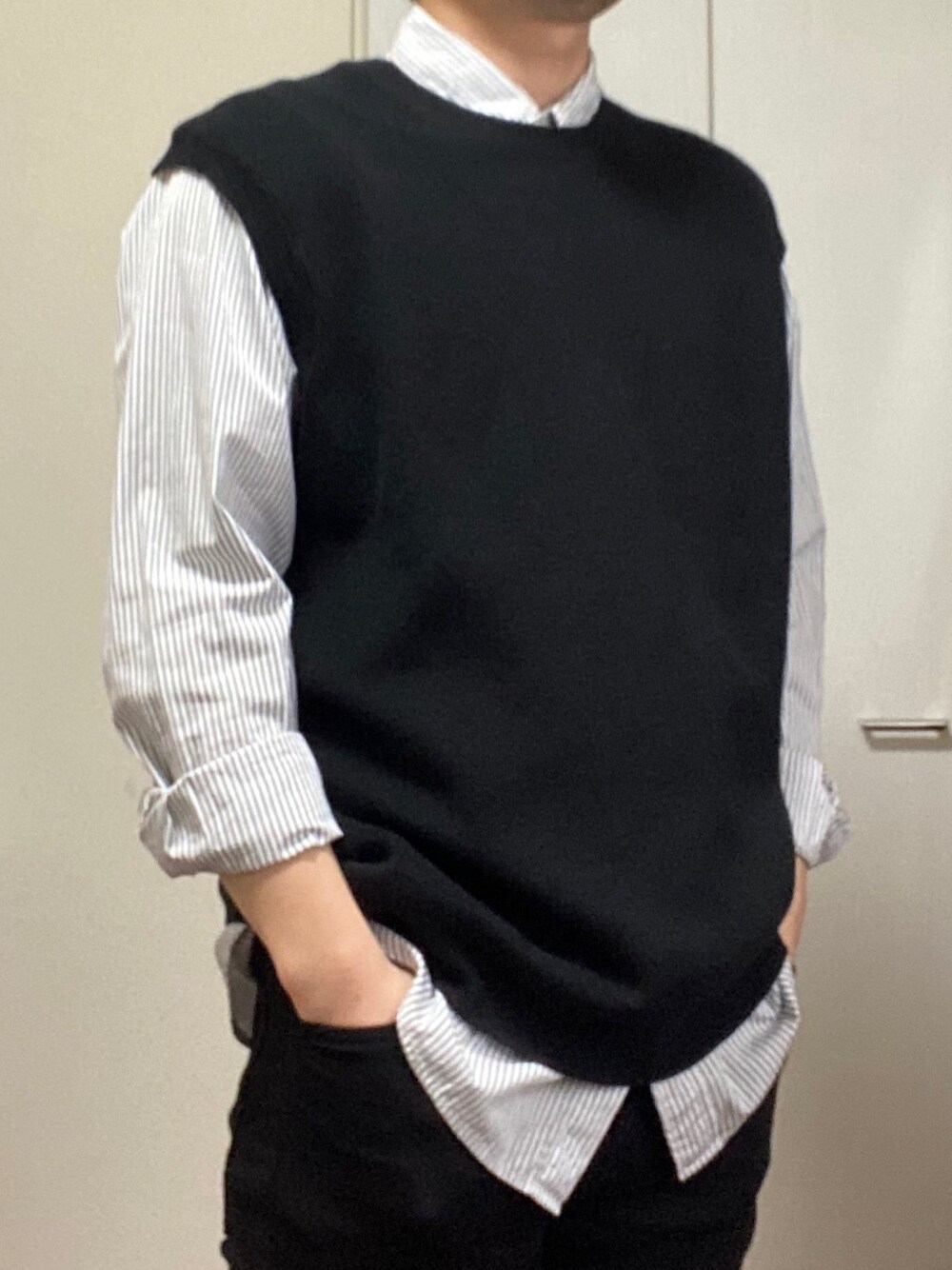 「春夏コーデ、おうちファッション、UNIQLO、リドム黒スキニー、おしゃれさんと繋がりたい、ベストコーデ」｜「UNIQLOのアイテム（ベスト、ブラック系）」を使った、Koheiさん（メンズ・165cm）の春コーディネートの1枚目の写真