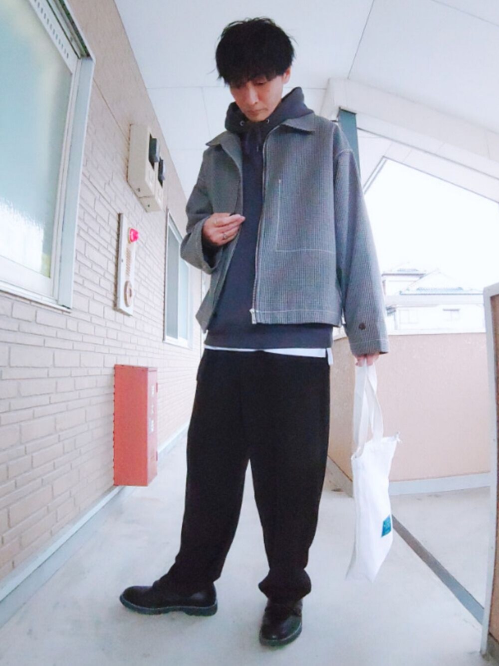 「ドリズラージャケット、shiki tokyo、パーカーコーデ、レイヤードスタイル、春コーデ」｜「shiki tokyoのOVERSIZED SHORT ZIP BLOUSON / オーバーサイズショートジップブルゾン（ブルゾン、グレー系）」を使った、しゃーむさん（メンズ・178cm）の春コーディネートの1枚目の写真