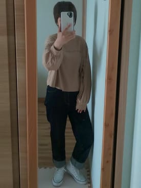 デニムパンツを使った「クロップドTシャツ」の人気ファッション