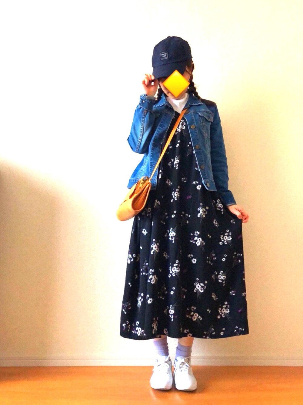 「スニーカー、Gジャン、花柄ワンピース、春コーデ、キャップ」｜「UNIQLOのアイテム（デニムジャケット、ブルー系）」を使った、ROXさん（レディース・151cm）の春コーディネートの1枚目の写真