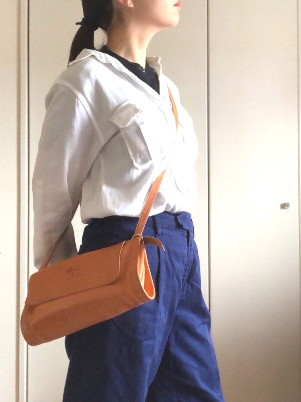 「シロシャツ、シンプル、ワイドパンツ、GU、イルビゾンテ、赤リップ、プチハイネック」｜「4℃のアイテム（ネックレス、シルバー系）」を使った、ROXさん（レディース・151cm）の春コーディネートの1枚目の写真