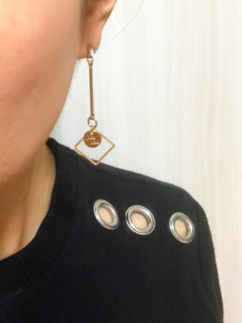 「ピアス、ハンドメイド、ザラ、ゴールドアクセ」｜「ZARAのアイテム（Tシャツ/カットソー、ブラック系）」を使った、ROXさん（レディース・152cm）の秋コーディネートの1枚目の写真