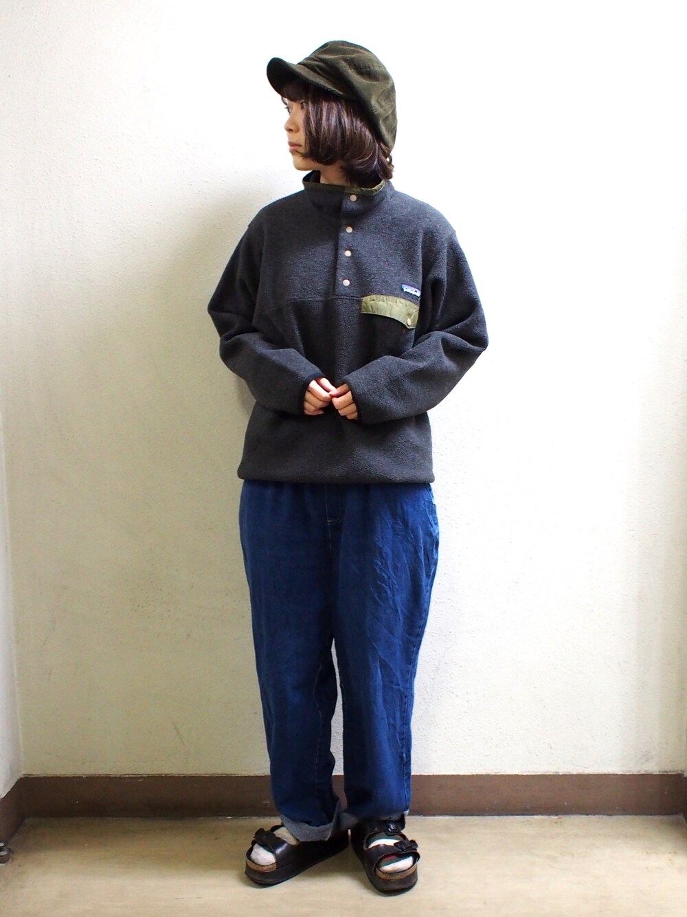 グレー系のその他トップス、ブルー系のデニムパンツを着用したレディースの冬コーディネートの1枚目の写真