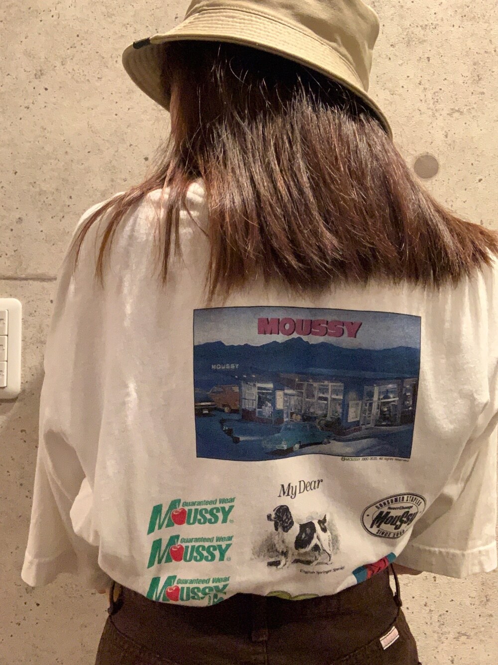 「バックプリント、ストリート系、バケットハット、プリントT、低身長」｜「MOUSSYのアイテム（Tシャツ/カットソー、ホワイト系）」を使った、maoさん（レディース・151cm）の秋コーディネートの1枚目の写真