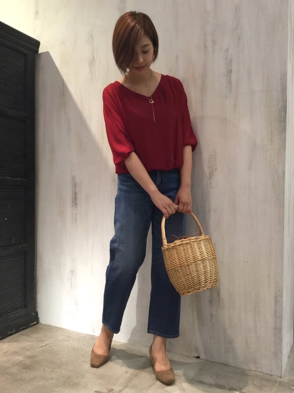 「きれいめカジュアル、シンプル、オトナ女子、ブラウス、ワイドパンツ、ワイドデニム、パンプス、赤、ベージュ、秋服」｜「un dix corsのシフォンレイヤードVネックブラウス（シャツ/ブラウス、レッド系）」を使った、tammmさん（レディース・169cm）の夏コーディネートの1枚目の写真
