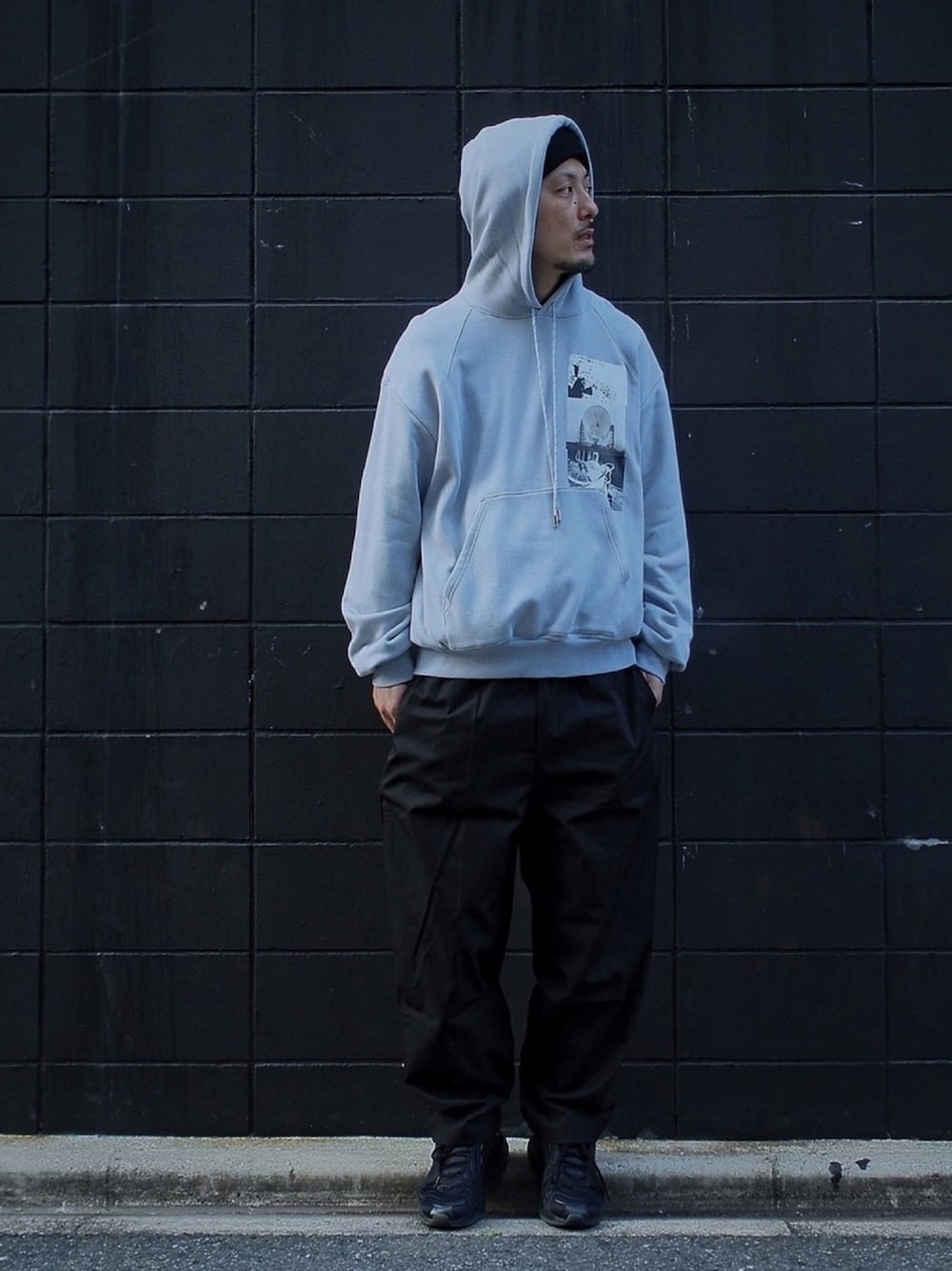 「オーバーサイズ、春、ゆるコーデ、ワイドパンツ、モノトーン、パーカー、name.、diaspora skateboards」｜「Name.のアイテム（パーカー、グレー系）」を使った、DaisukeWakamoriさん（メンズ・182cm）の春コーディネートの1枚目の写真