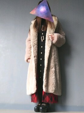 フェイクファーブロッキングロングコートを使った人気ファッション