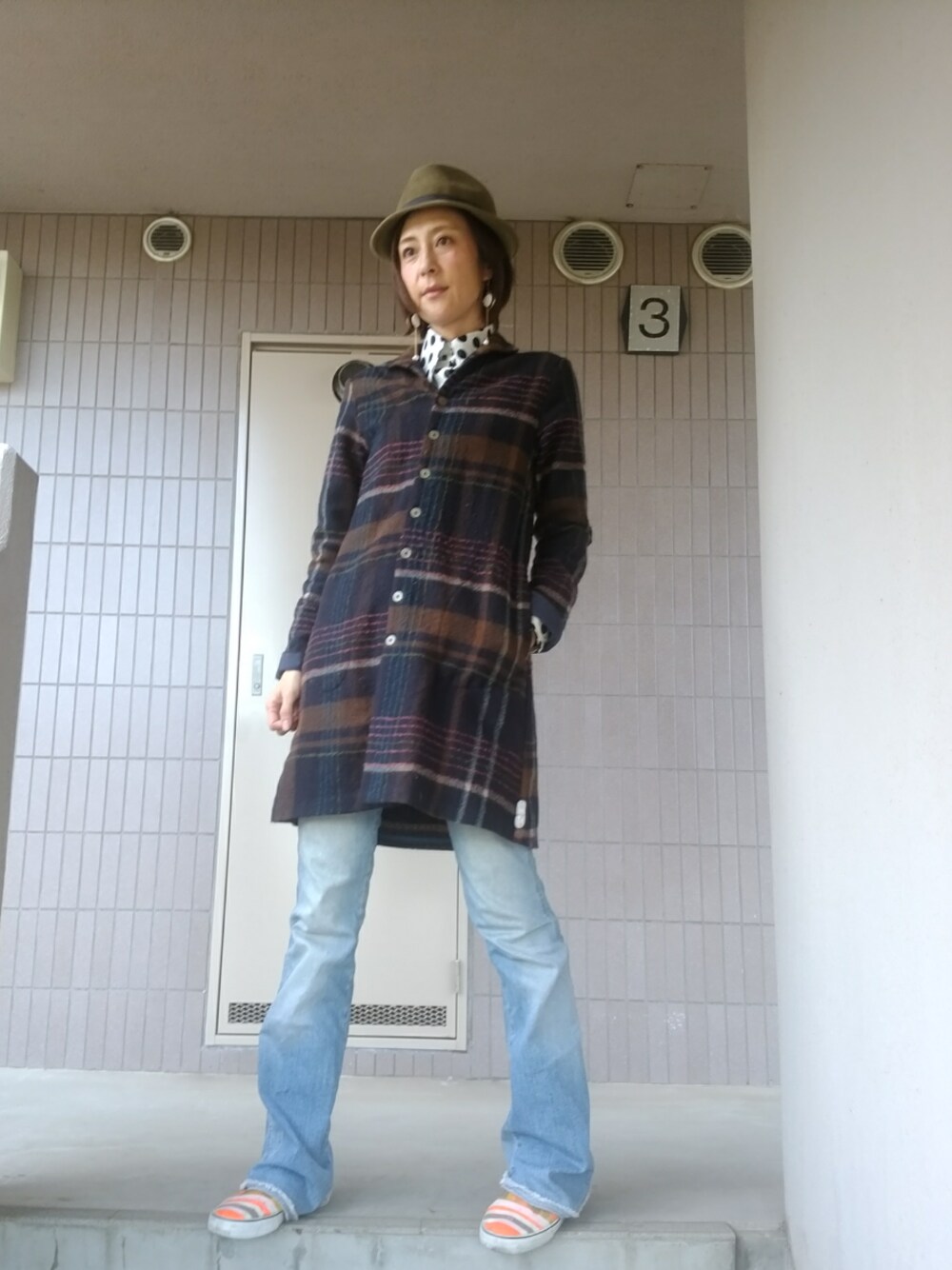 その他のジャケット/アウター、ブルー系のデニムパンツ、その他のスニーカーを着用したレディースの春コーディネートの1枚目の写真