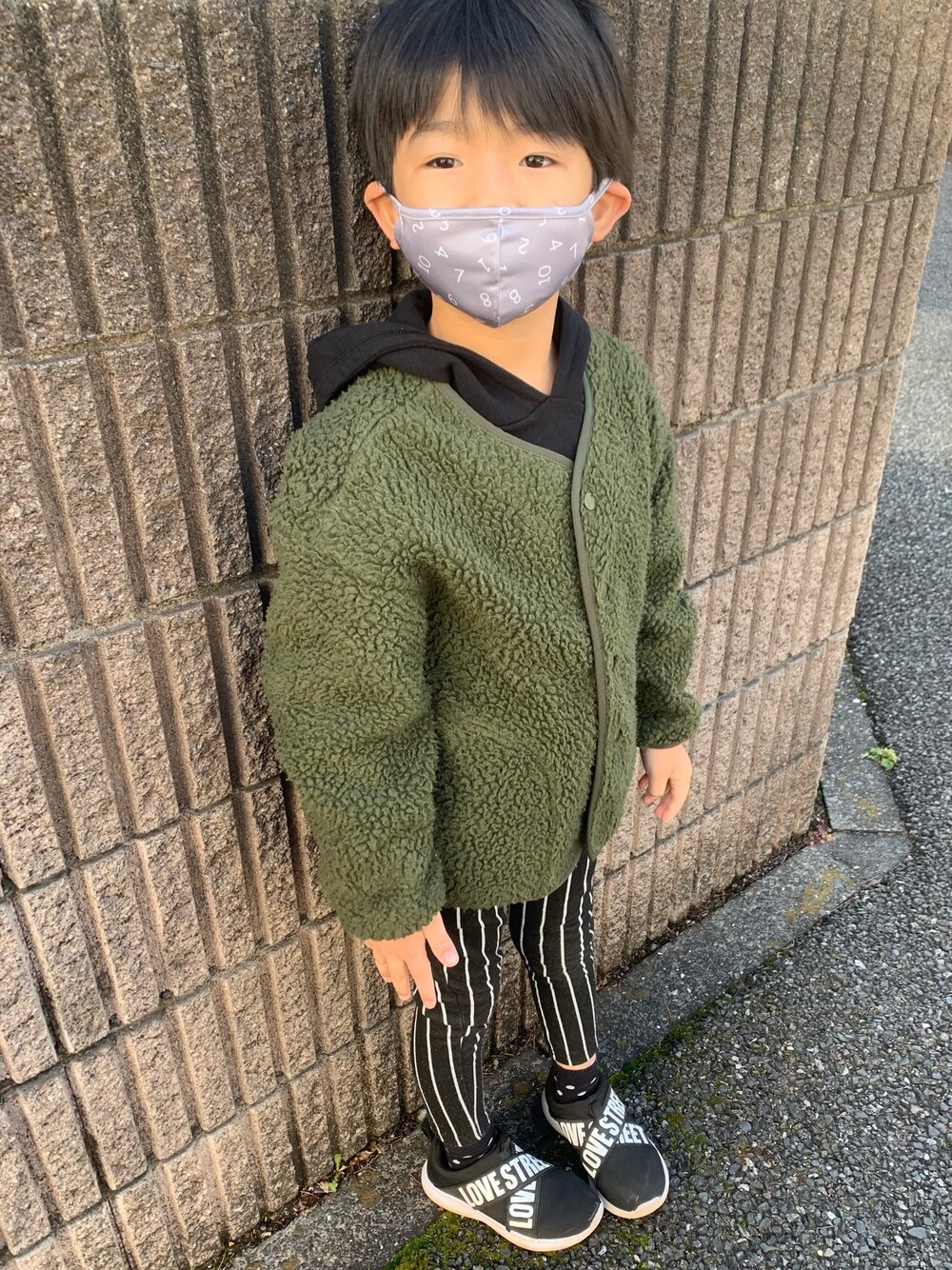 「シンプル、キッズコーデ、プチプラコーデ、男の子、ブラック、ストライプ、秋コーデ、devirock、マスク、グレー」｜「GUのアイテム（ノーカラーコート、グリーン系）」を使った、ruchireさん（キッズ・110cm）の冬コーディネートの1枚目の写真