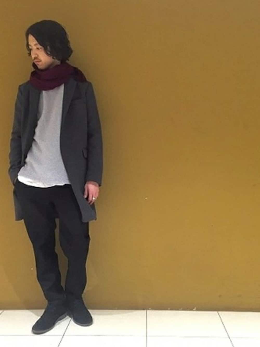 グレー系のチェスターコート、グレー系のTシャツ/カットソー、ブラック系のその他パンツを着用したメンズの冬コーディネートの1枚目の写真