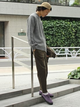 「クルーネックニット」｜「アイテム（スリッポン）」を使った、YUKIさん（メンズ・176cm）の秋コーディネート