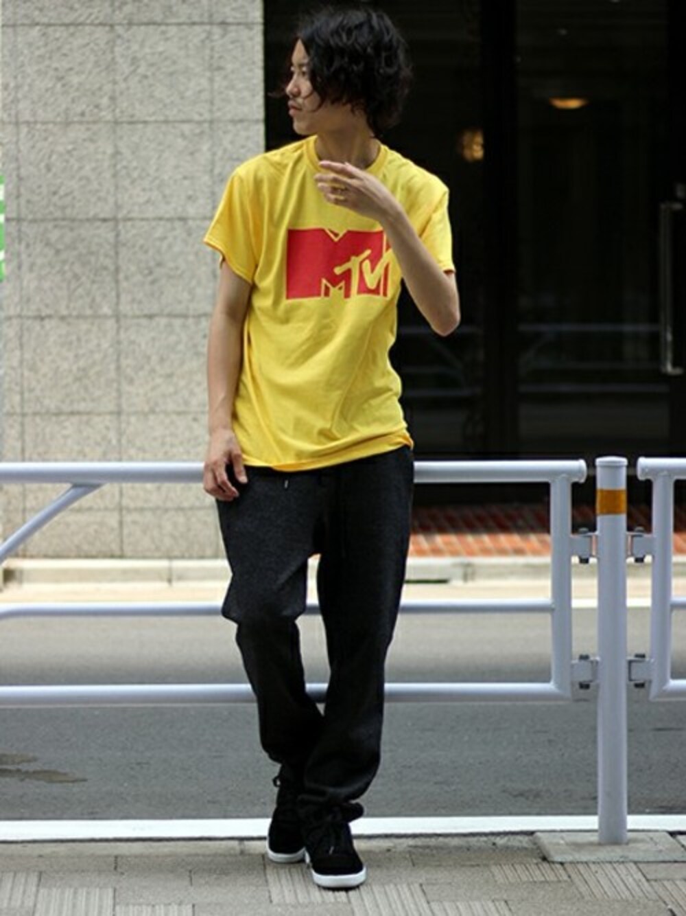 「カジュアル、reebok、journal standard、イージーパンツ、イベントスタッフ風、2018、ウールジャージー、MTV×JS」｜「JOURNAL STANDARDのMTV×JS LOGO Tee#（Tシャツ/カットソー、イエロー系）」を使った、YUKIさん（メンズ・176cm）の夏コーディネートの1枚目の写真