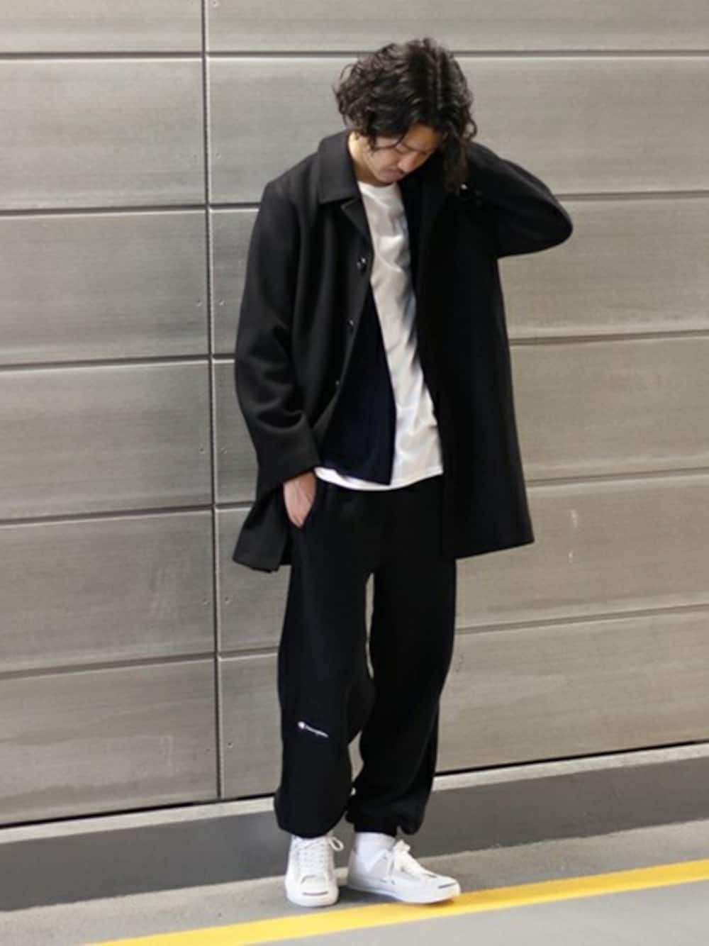 ブラック系のステンカラーコート、ブルー系のカーディガン/ボレロ、ブラック系のその他パンツを着用したメンズの秋コーディネートの1枚目の写真