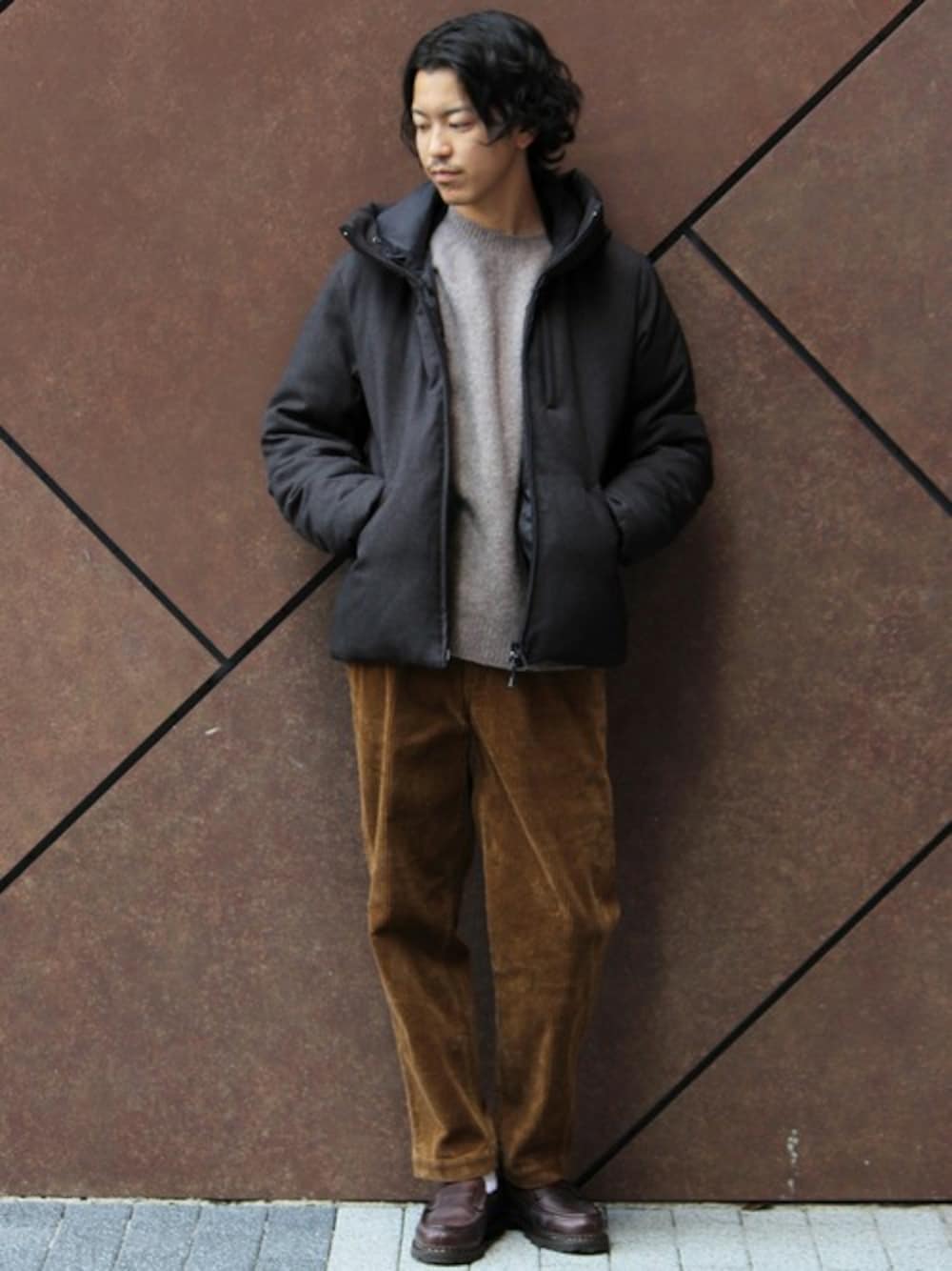 ブラウン系のダウンジャケット/コート、ベージュ系のニット/セーター、イエロー系のその他パンツを着用したメンズの秋コーディネートの1枚目の写真