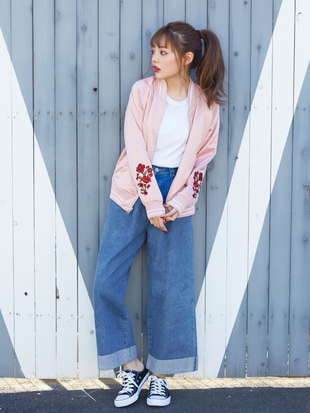 「スニーカー、デニム、ワイドパンツ、 刺繍、GRL、グレイル、オトナカジュアル、ちぃぽぽ」｜「GRLのローカットスニーカー（スニーカー、ホワイト系）」を使った、GRLグレイル_OFFICIALさん（レディース・155cm）の冬コーディネートの1枚目の写真