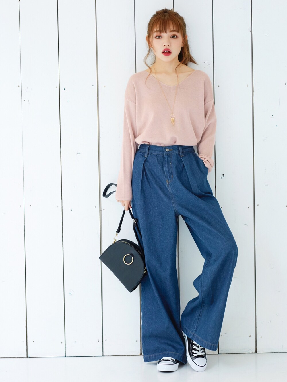 「スニーカー、デニム、ワイドパンツ、春コーデ、GRL、ピンクニット、グレイル、ちぃぽぽ」｜「GRLの真鍮サークルロングネックレス（ネックレス、ゴールド系）」を使った、GRLグレイル_OFFICIALさん（レディース・155cm）の冬コーディネートの1枚目の写真