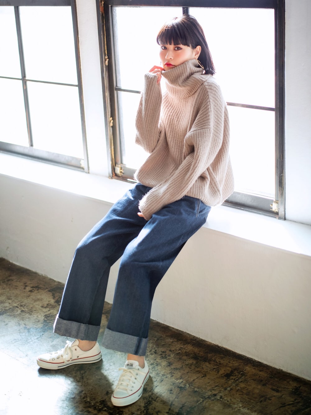 「カジュアル、シンプル、ワイドパンツ、冬、ビックシルエット、GRL、プチプラ、グレイル、タートルネック、ラフ」｜「GRLのロールアップルーズワイドデニム（デニムパンツ、ブルー系）」を使った、GRLグレイル_OFFICIALさん（レディース・166cm）の冬コーディネートの1枚目の写真