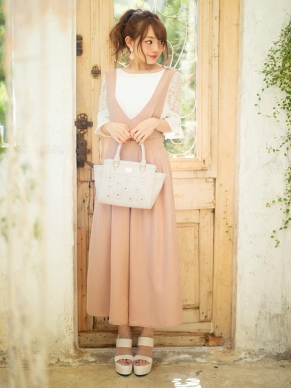 「ブラウス、オールインワン、レース、ワイドパンツ、プチプラ、ootd、春コーデ、GRL、グレイル、ちぃぽぽ」｜「GRLのレーススリーブブラウス（シャツ/ブラウス、ホワイト系）」を使った、GRLグレイル_OFFICIALさん（レディース・155cm）の冬コーディネートの1枚目の写真