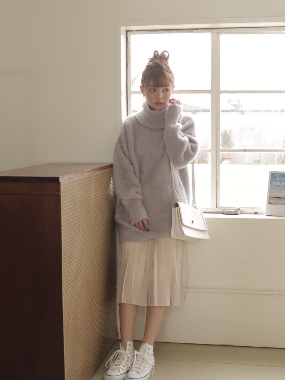 「スニーカー、カジュアル、イヤリング、ショルダーバッグ、タートルネック、プチプラ、プリーツスカート、ootd、GRL、グレイル」｜「GRLのミニショルダーバッグ（バックパック/リュック、ホワイト系）」を使った、GRLグレイル_OFFICIALさん（レディース・155cm）の冬コーディネートの1枚目の写真