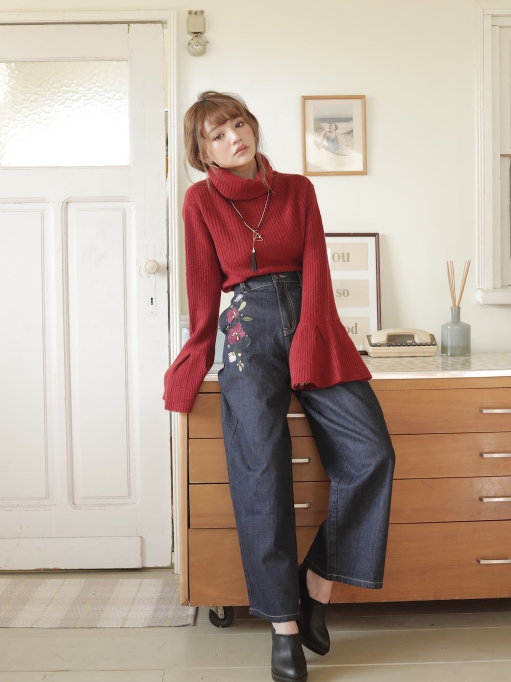 「ニット、ブーティ、カジュアル、刺繍、タートルネック、プチプラ、サイドゴア、ootd、GRL、グレイル」｜「GRLのサイドゴアブーティー（ブーティ、ブラック系）」を使った、GRLグレイル_OFFICIALさん（レディース・155cm）の冬コーディネートの1枚目の写真