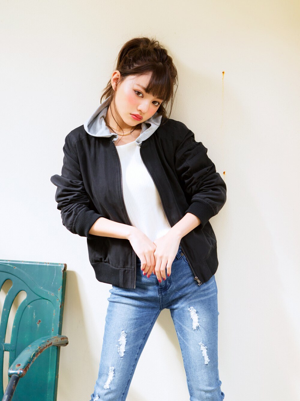 「ブルゾン、チョーカー、リブニット、GRL、オトナカジュアル、グレイル、プチプラ、スキニーデニム、ダメージ、ootd」｜「GRLの裾フリンジダメージ9分丈スキニーデニム（デニムパンツ、ブルー系）」を使った、GRLグレイル_OFFICIALさん（レディース・155cm）の冬コーディネートの1枚目の写真