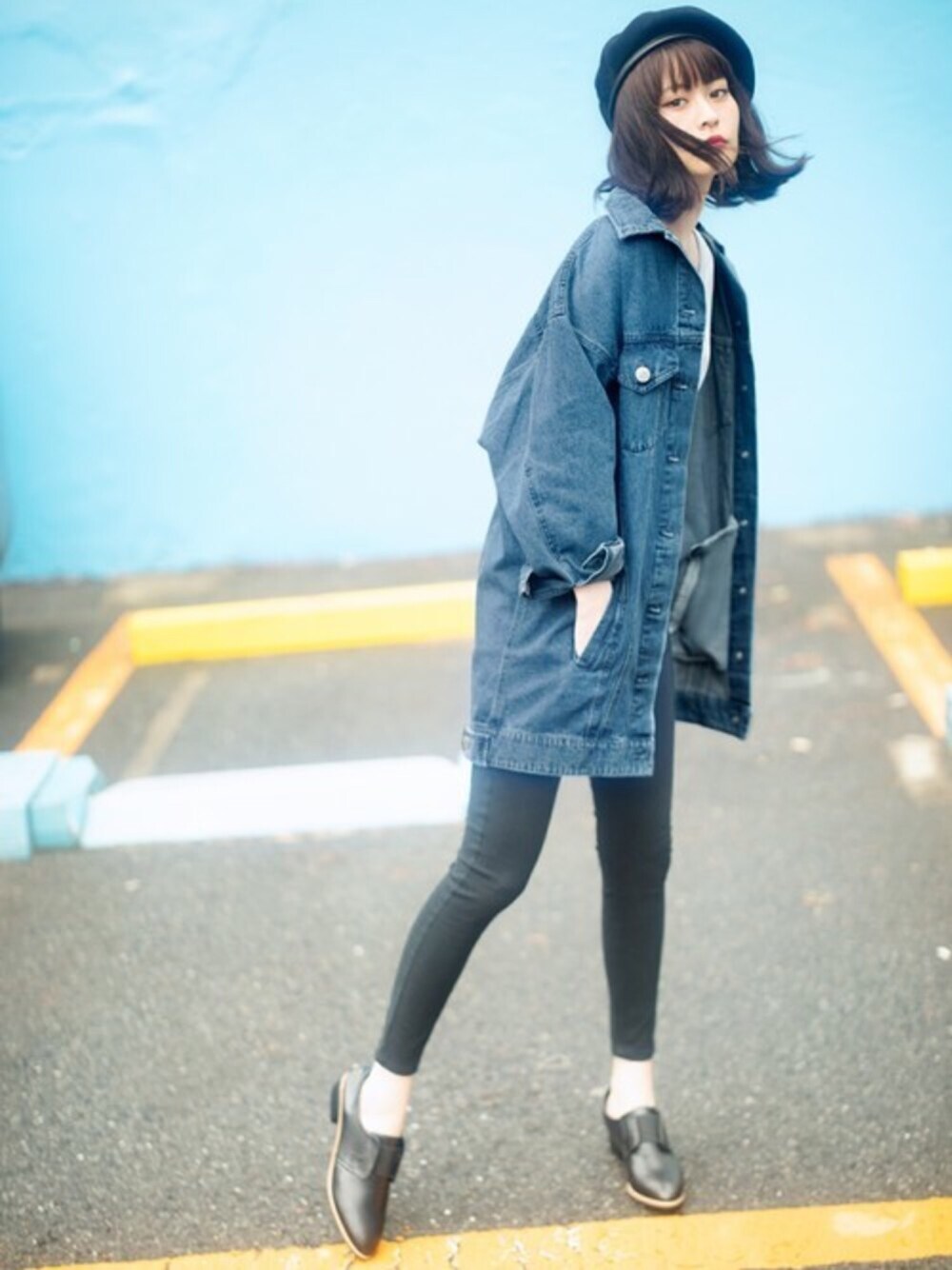「デニム、カジュアル、シンプル、Tシャツ、プチプラ、ootd、スキニーデニム、GRL、グレイル、はるコーデ」｜「GRLの吸汗速乾ベーシックTシャツ（Tシャツ/カットソー、グレー系）」を使った、GRLグレイル_OFFICIALさん（レディース・166cm）の冬コーディネートの1枚目の写真