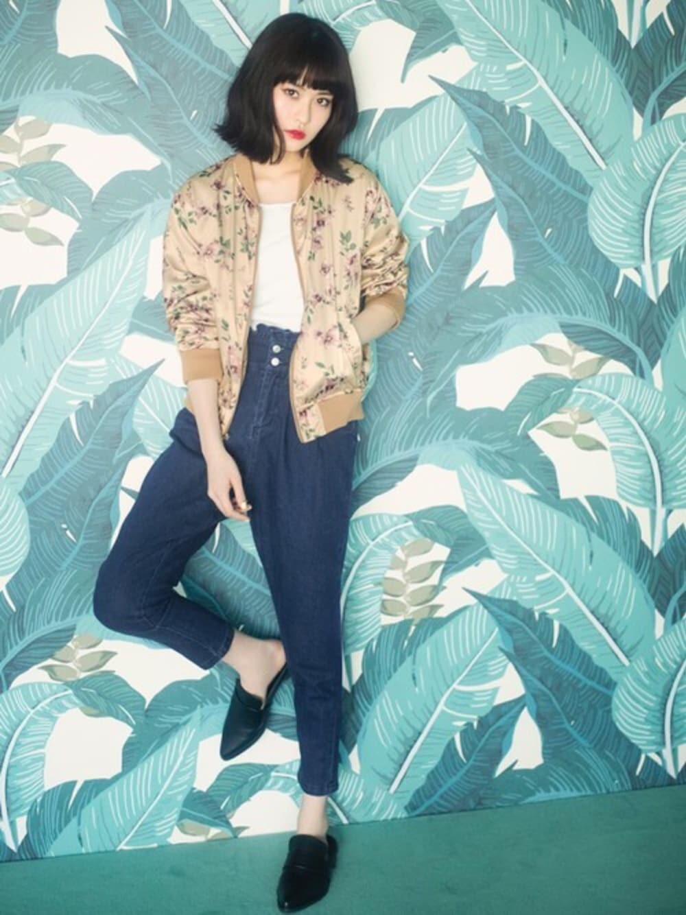 「カットソー、ブルゾン、カジュアル、MA-1、花柄、プチプラ、ローヒール、ootd、GRL、グレイル」｜「GRLのローヒールスリッパシューズ（その他シューズ、ブラック系）」を使った、GRLグレイル_OFFICIALさん（レディース・166cm）の冬コーディネートの1枚目の写真