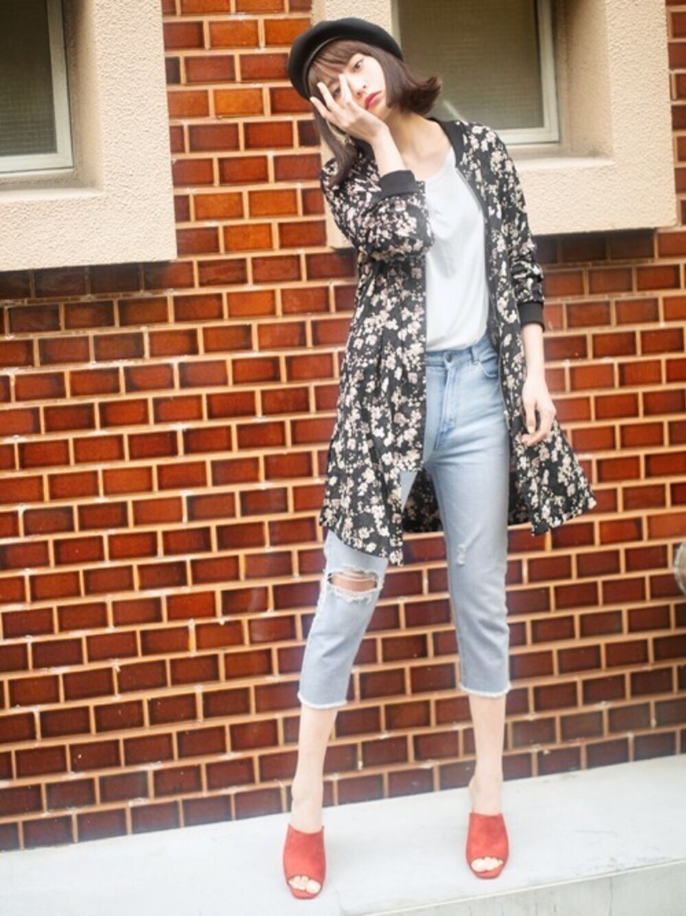 「ブルゾン、花柄、スエード、プチプラ、サンダル、ootd、春コーデ、GRL、グレイル、オトナカジュアル」｜「GRLのオープントゥスエードサンダル（サンダル、レッド系）」を使った、GRLグレイル_OFFICIALさん（レディース・166cm）の春コーディネートの1枚目の写真