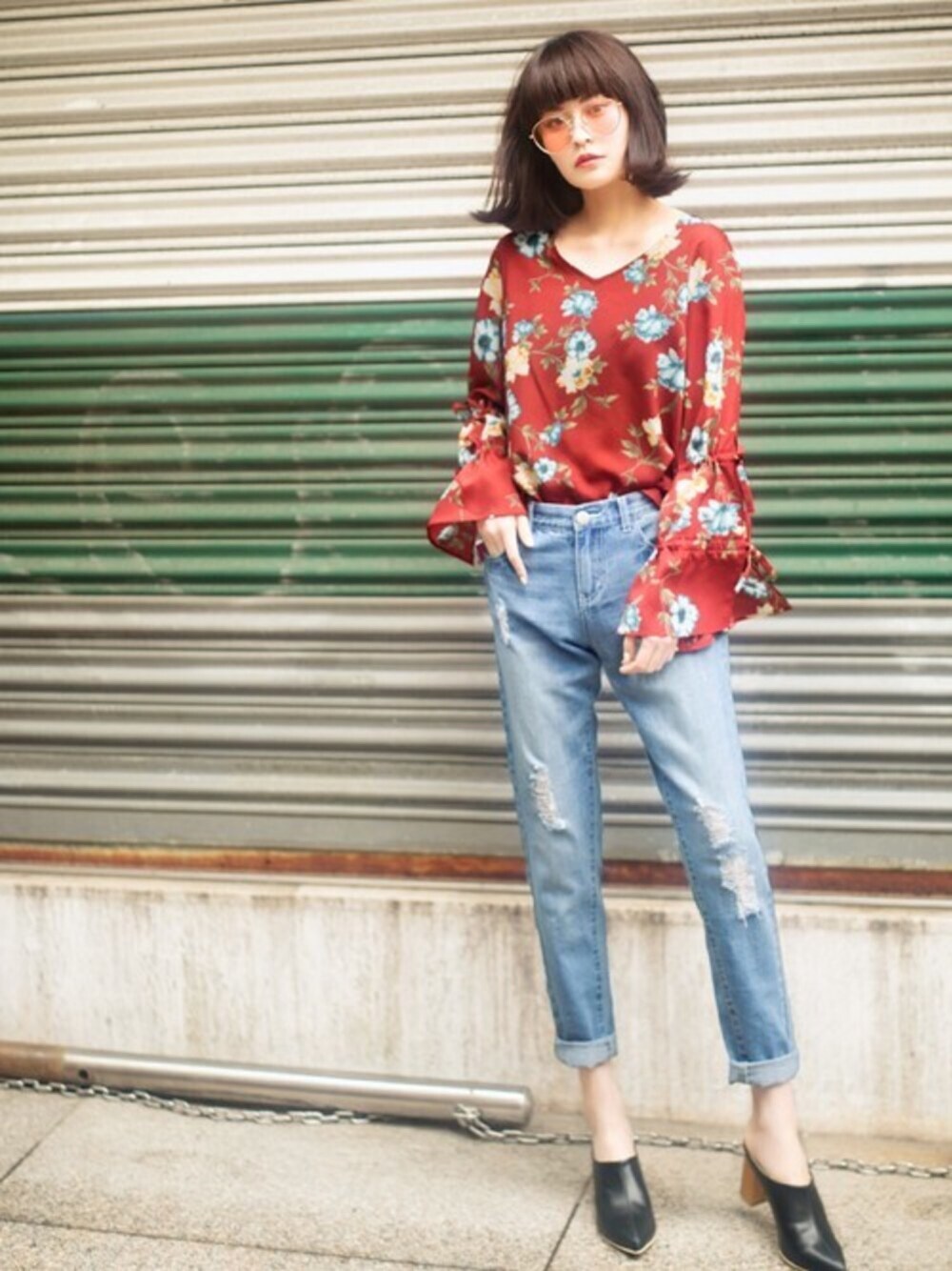 「デニム、ブラウス、花柄、リボン、プチプラ、サボ、サンダル、春コーデ、GRL、グレイル」｜「GRLのクラッシュボーイズデニムパンツ（デニムパンツ、ブルー系）」を使った、GRLグレイル_OFFICIALさん（レディース・166cm）の春コーディネートの1枚目の写真