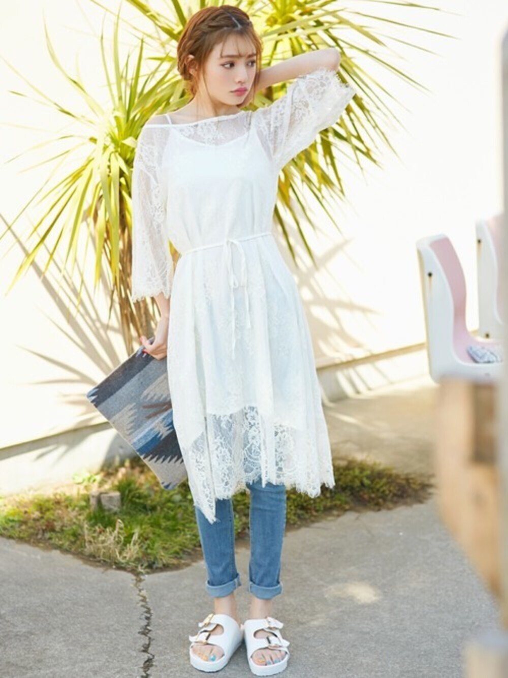 「ワンピース、クラッチバッグ、レース、プチプラ、オルテガ、サンダル、スキニーデニム、春コーデ、GRL、グレイル」｜「GRLのダブルベルトスポーツサンダル（サンダル、ホワイト系）」を使った、GRLグレイル_OFFICIALさん（レディース・155cm）の春コーディネートの1枚目の写真