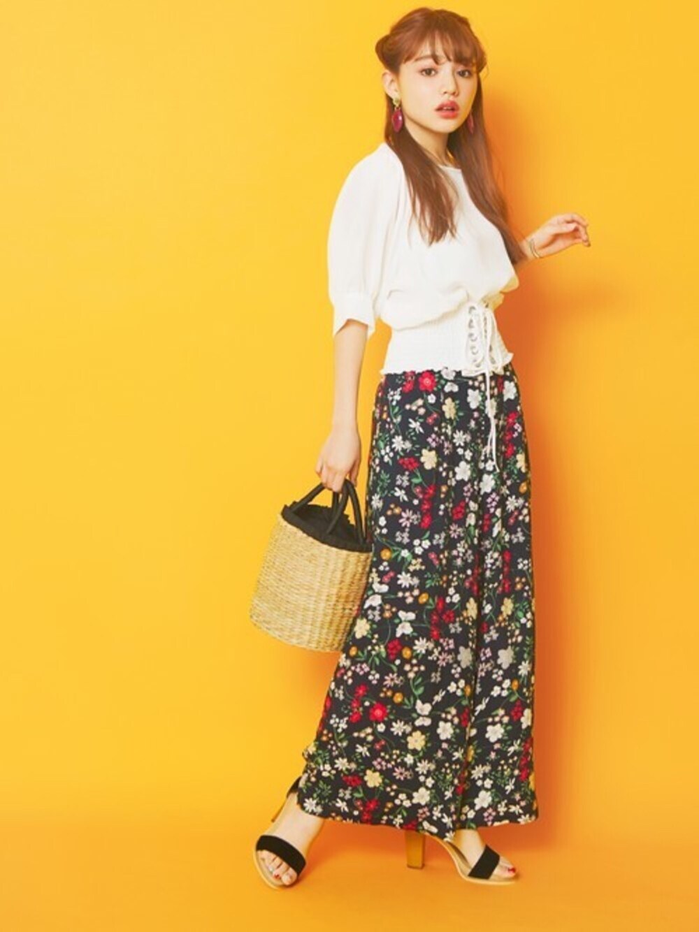 「花柄、ピアス、ワイドパンツ、プチプラ、サンダル、かごバッグ、夏コーデ、コルセット、GRL、グレイル」｜「GRLのアンクルストラップスエードコンビサンダル（サンダル、ブラック系）」を使った、GRLグレイル_OFFICIALさん（レディース・155cm）の夏コーディネートの1枚目の写真