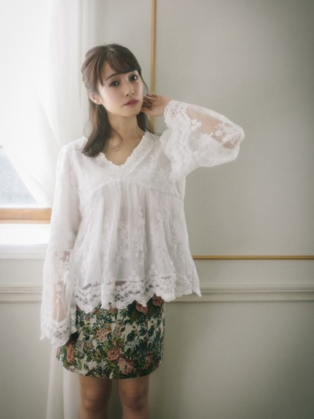 「スカート、花柄、Vネック、ヴィンテージ、レース、プチプラ、GRL、グレイル、フレアスリーブ、秋コーデ」｜「GRLのフレアスリーブVネックレーストップス（シャツ/ブラウス、ホワイト系）」を使った、GRLグレイル_OFFICIALさん（レディース・158cm）の秋コーディネートの1枚目の写真