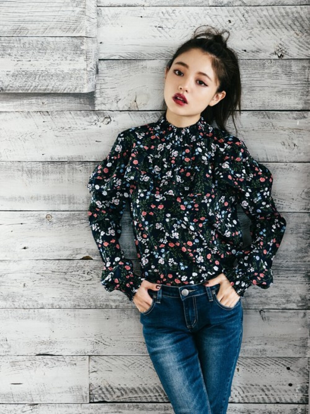 「ブラウス、花柄、秋のコーデ、ハイネック、フリル、ストレッチパンツ、プチプラ、スキニーデニム、GRL、グレイル」｜「GRLのスーパーストレッチスキニーデニム（デニムパンツ、ブルー系）」を使った、GRLグレイル_OFFICIALさん（レディース・155cm）の秋コーディネートの1枚目の写真