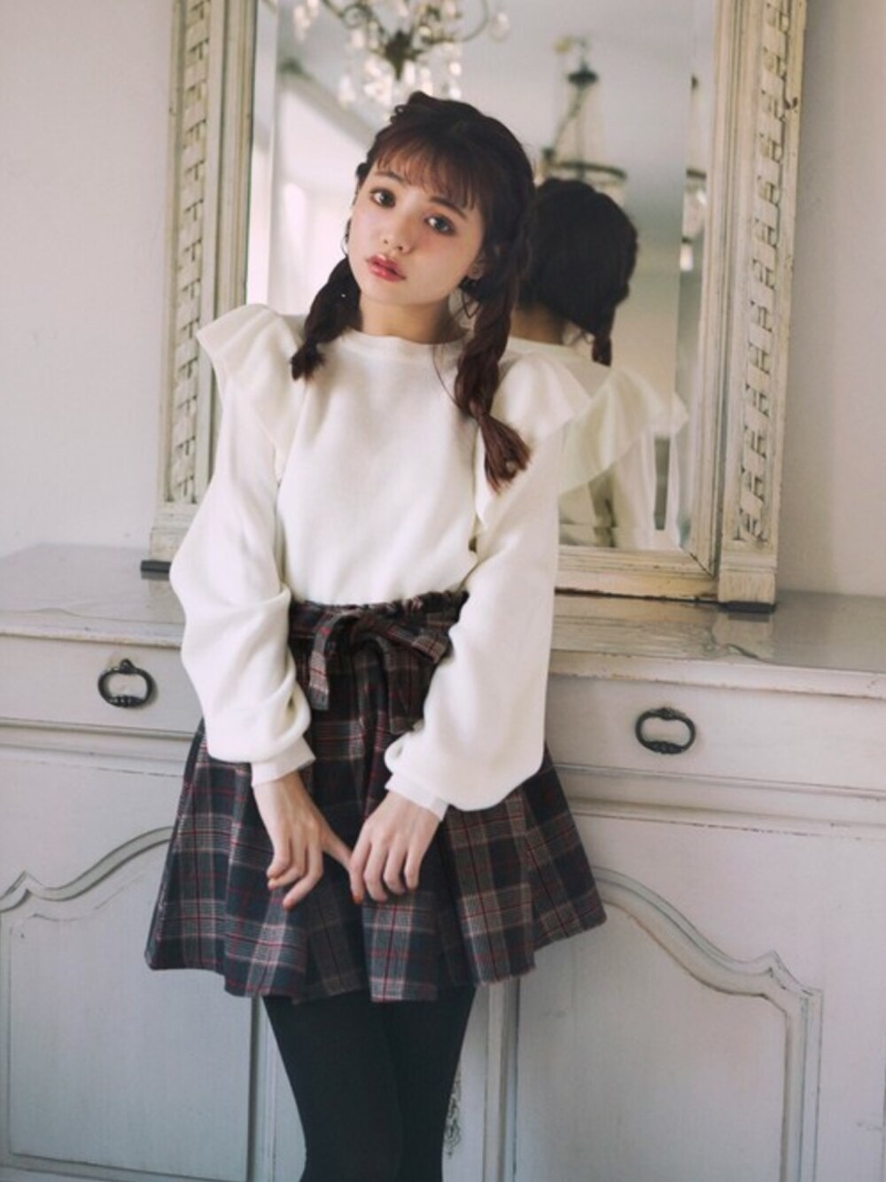 「ニット、秋のコーデ、ガーリー、プチプラ、白ニット、チェックスカート、GRL、グレイル、肩フリル」｜「GRLのハートモチーフピアス（ピアス（両耳用）、ブラック系）」を使った、GRLグレイル_OFFICIALさん（レディース・158cm）の冬コーディネートの1枚目の写真