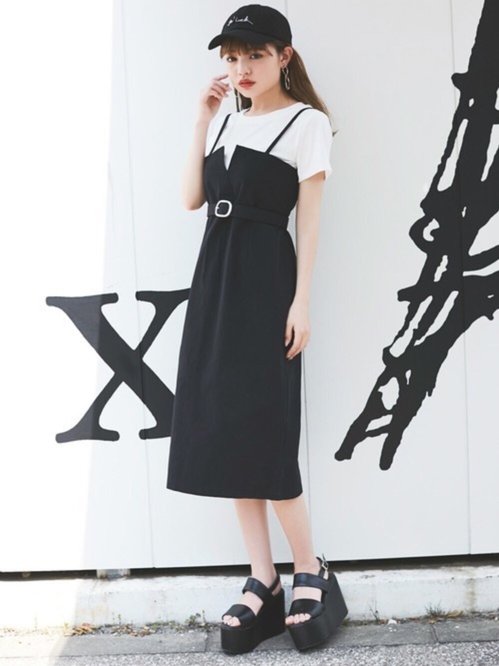 「カジュアル、シンプル、Tシャツ、プチプラ、春コーデ、アンサンブル、GRL、ロゴキャップ、キャミワンピ、グレイル」｜「GRLのgood Luckロゴキャップ（キャップ、ブラック系）」を使った、GRLグレイル_OFFICIALさん（レディース・158cm）の春コーディネートの1枚目の写真