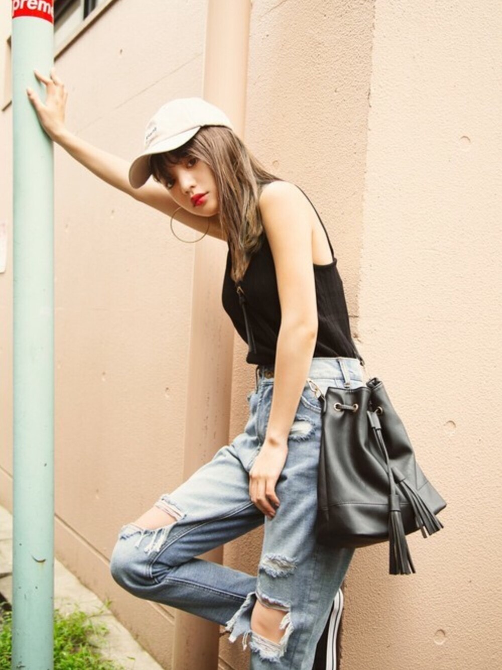 「テーパードパンツ、スニーカー、デニム、カジュアル、キャップ、プチプラ、リブニット、夏コーデ、GRL、グレイル」｜「GRLのフリンジショルダーバッグ（ショルダーバッグ、ブラック系）」を使った、GRLグレイル_OFFICIALさん（レディース・158cm）の夏コーディネートの1枚目の写真