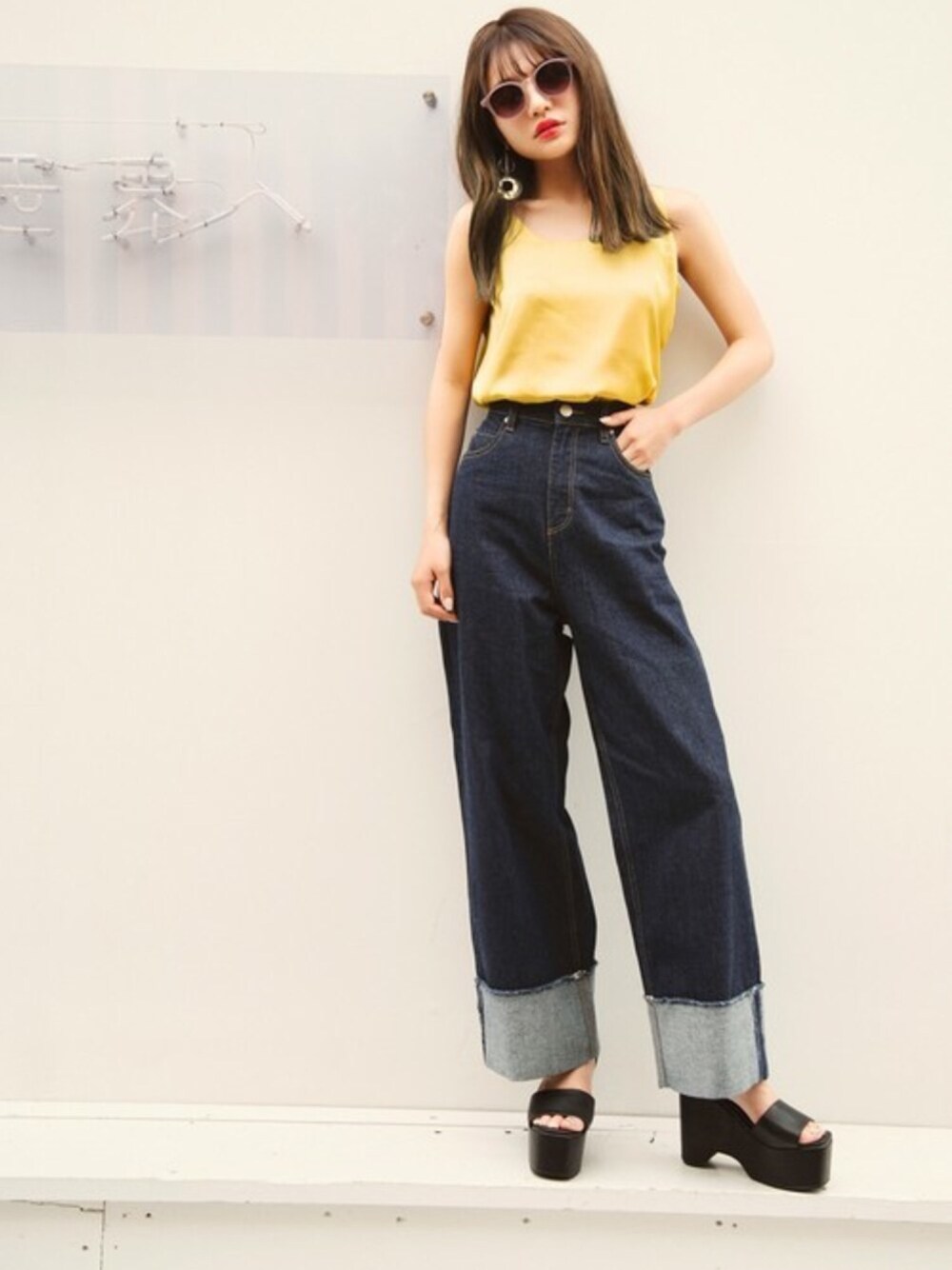 「デニム、大人カジュアル、プチプラ、サンダル、キャミソール、パンツスタイル、夏コーデ、GRL、グレイル、サテン」｜「GRLのデザインウェッジソールサンダル（サンダル、ブラック系）」を使った、GRLグレイル_OFFICIALさん（レディース・158cm）の夏コーディネートの1枚目の写真