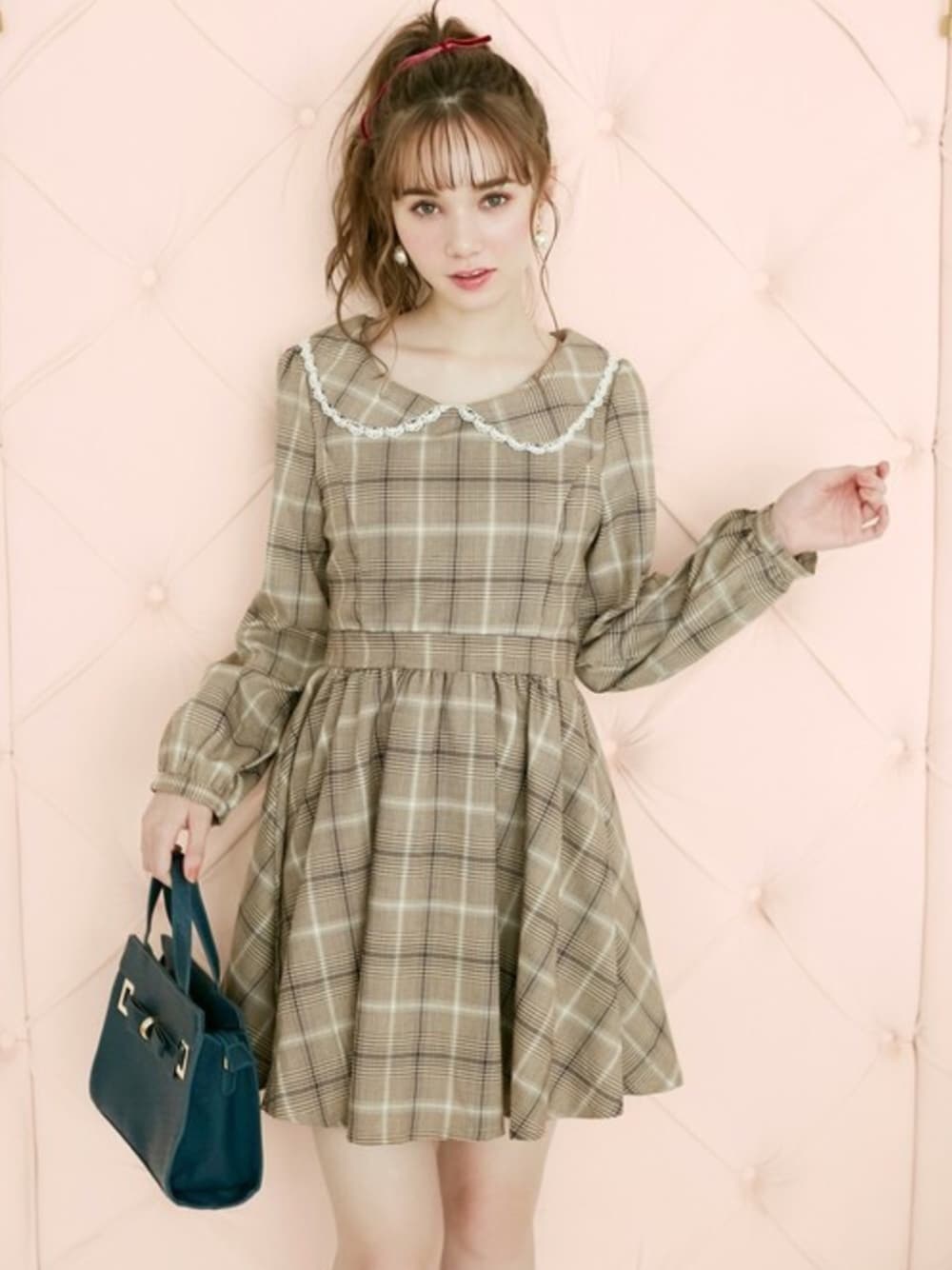 「ワンピース、秋のコーデ、レース、ガーリー、丸襟、プチプラ、グレンチェック、GRL、グレイル、スクエアバッグ」｜「GRLの2wayフロントリボンスクエアバッグ（ハンドバッグ、グリーン系）」を使った、GRLグレイル_OFFICIALさん（レディース・161cm）の秋コーディネートの1枚目の写真