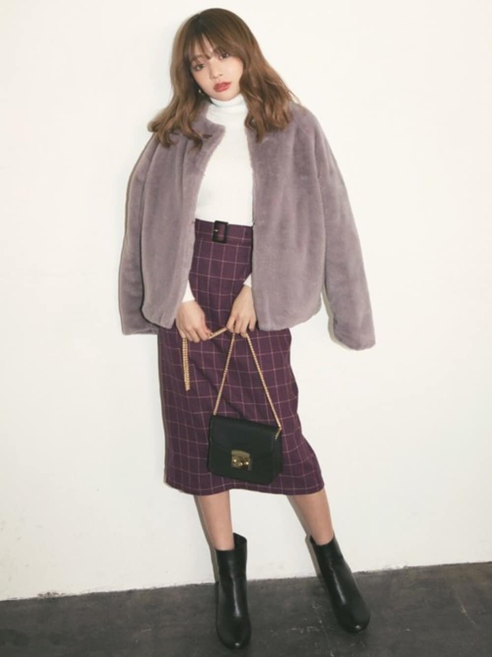 ブラック系のショルダーバッグ、レッド系のスカート、グレー系のその他アウターを着用したレディースの冬コーディネートの1枚目の写真