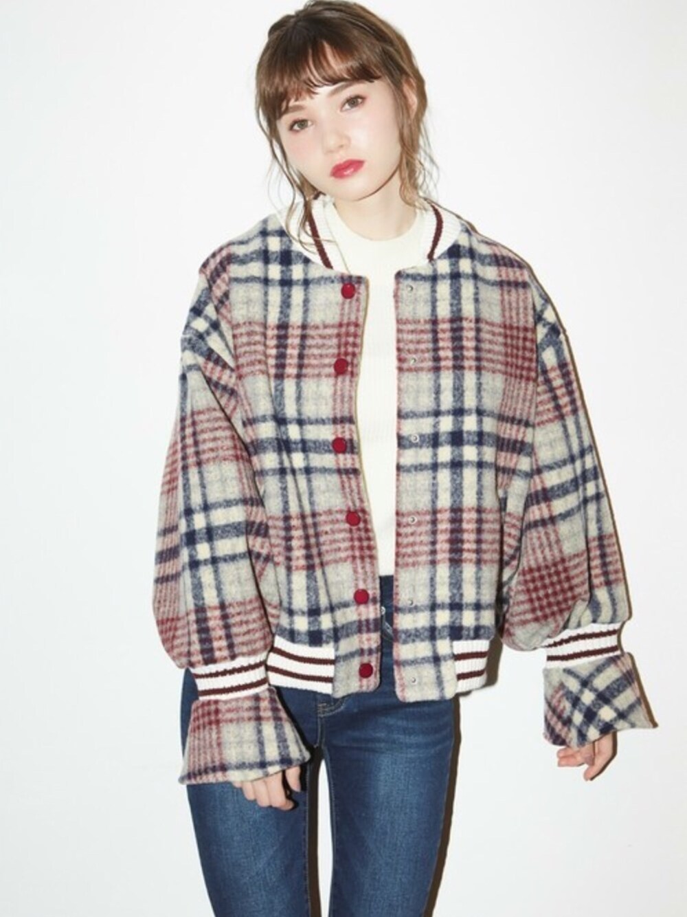 「チェック、ブルゾン、冬コーデ、大人カジュアル、プチプラ、ハイネックニット、パンツスタイル、スキニーデニム、GRL、グレイル」｜「GRLのミドルライズスキニーデニムパンツ（デニムパンツ、ブルー系）」を使った、GRLグレイル_OFFICIALさん（レディース・161cm）の冬コーディネートの1枚目の写真