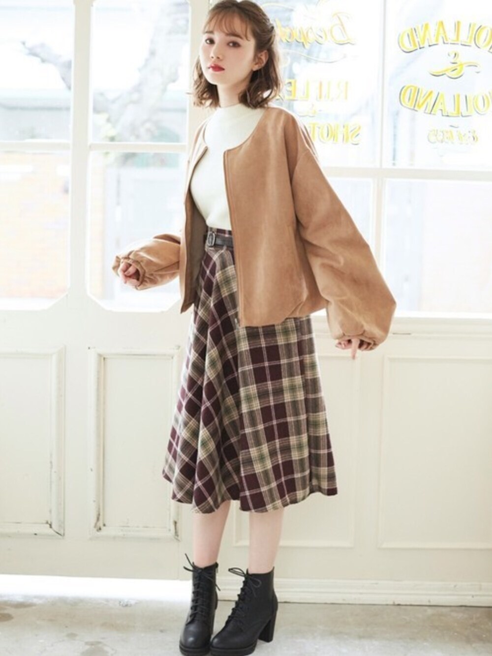 「チェック、ブルゾン、フレアスカート、秋のコーデ、ショートブーツ、ガーリー、プチプラ、ハイネックニット、GRL、グレイル」｜「GRLのレースアップショートブーツ（ブーツ、ブラック系）」を使った、GRLグレイル_OFFICIALさん（レディース・161cm）の冬コーディネートの1枚目の写真