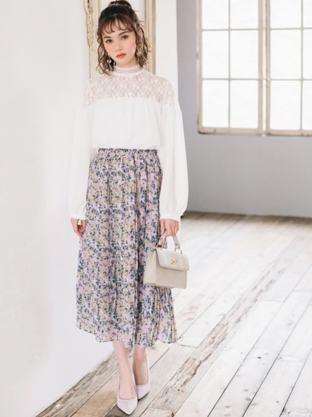 ホワイト系のシャツ/ブラウス、グレー系のパンプス、パープル系のスカートを着用したレディースの春コーディネートの1枚目の写真