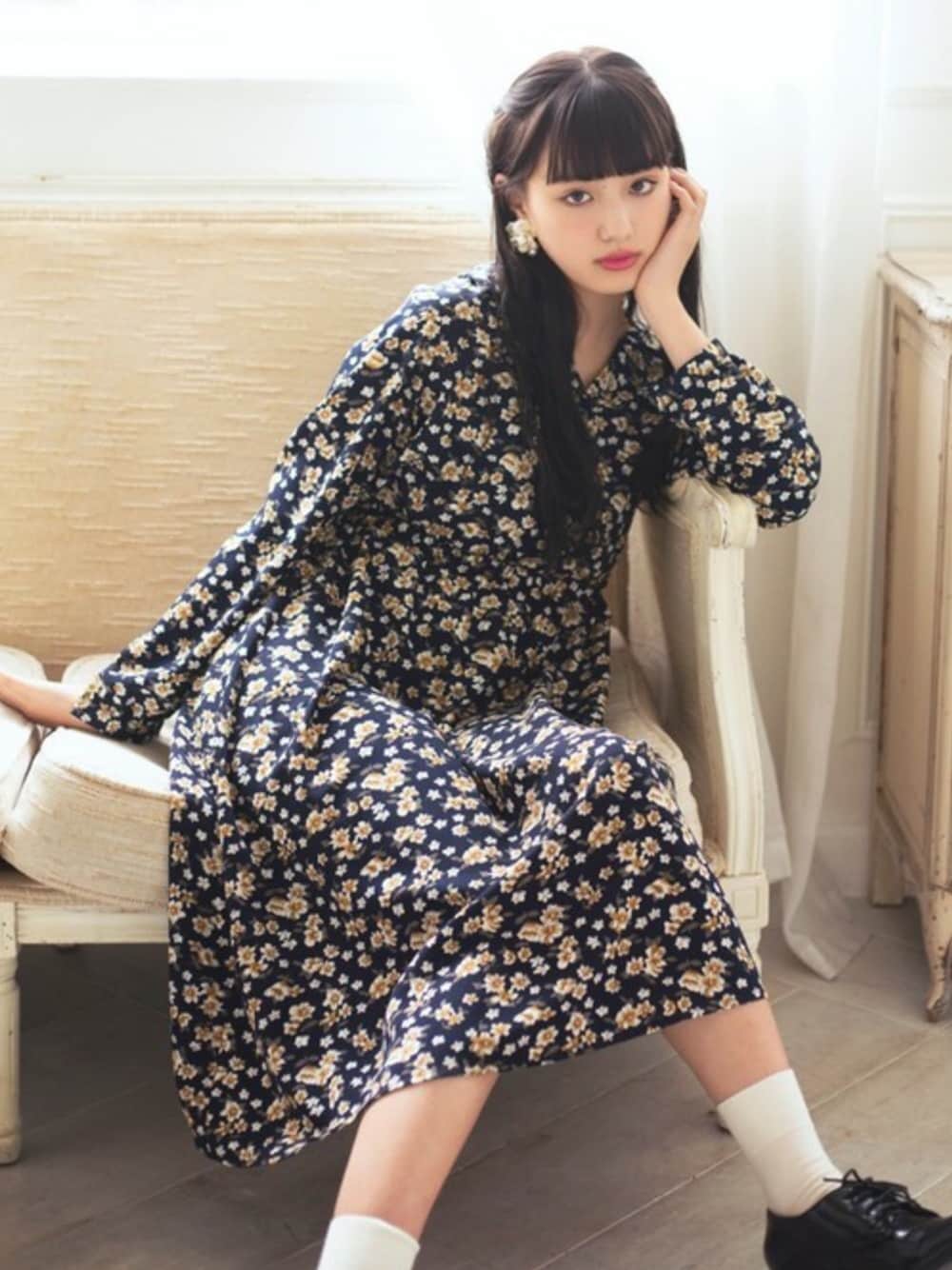 「ワンピース、花柄、ネイビー、レースアップシューズ、ガーリー、プチプラ、レトロ、春コーデ、GRL、グレイル」｜「GRLのレースアップポインテッドトゥシューズ（その他シューズ、ブラック系）」を使った、GRLグレイル_OFFICIALさん（レディース・160cm）の春コーディネートの1枚目の写真
